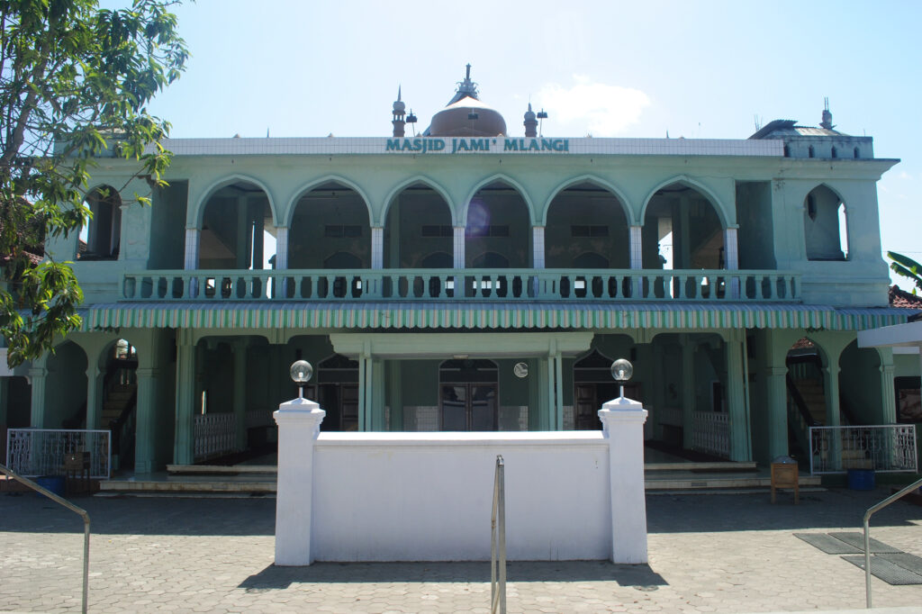 Di sudut terpencil Desa Nogotirto, Kecamatan Gamping, terdapat sebuah keindahan arsitektur religius yang memesona, yaitu Masjid Jami’ An-Nur Mlangi